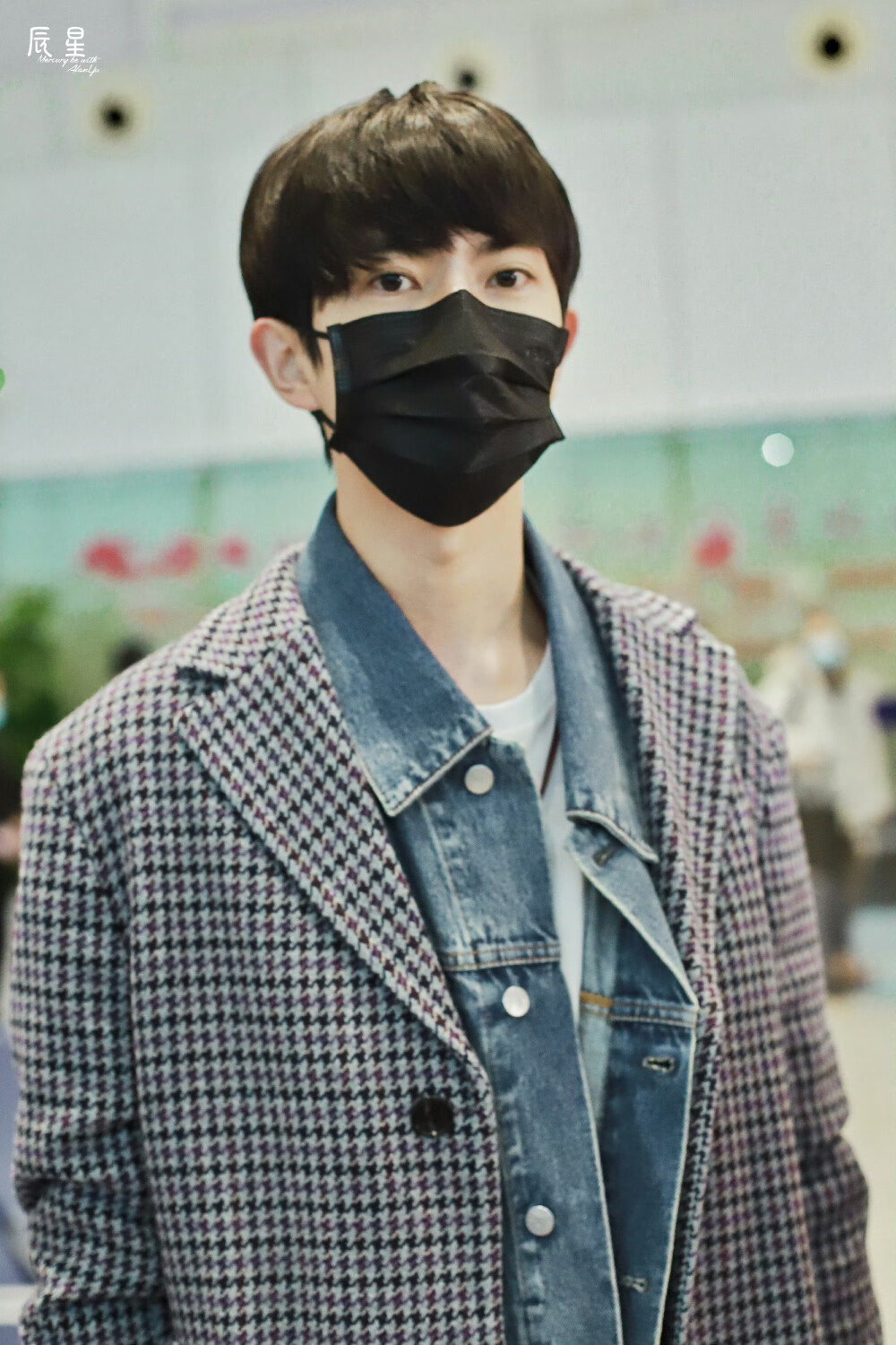 于朦胧行走的衣架