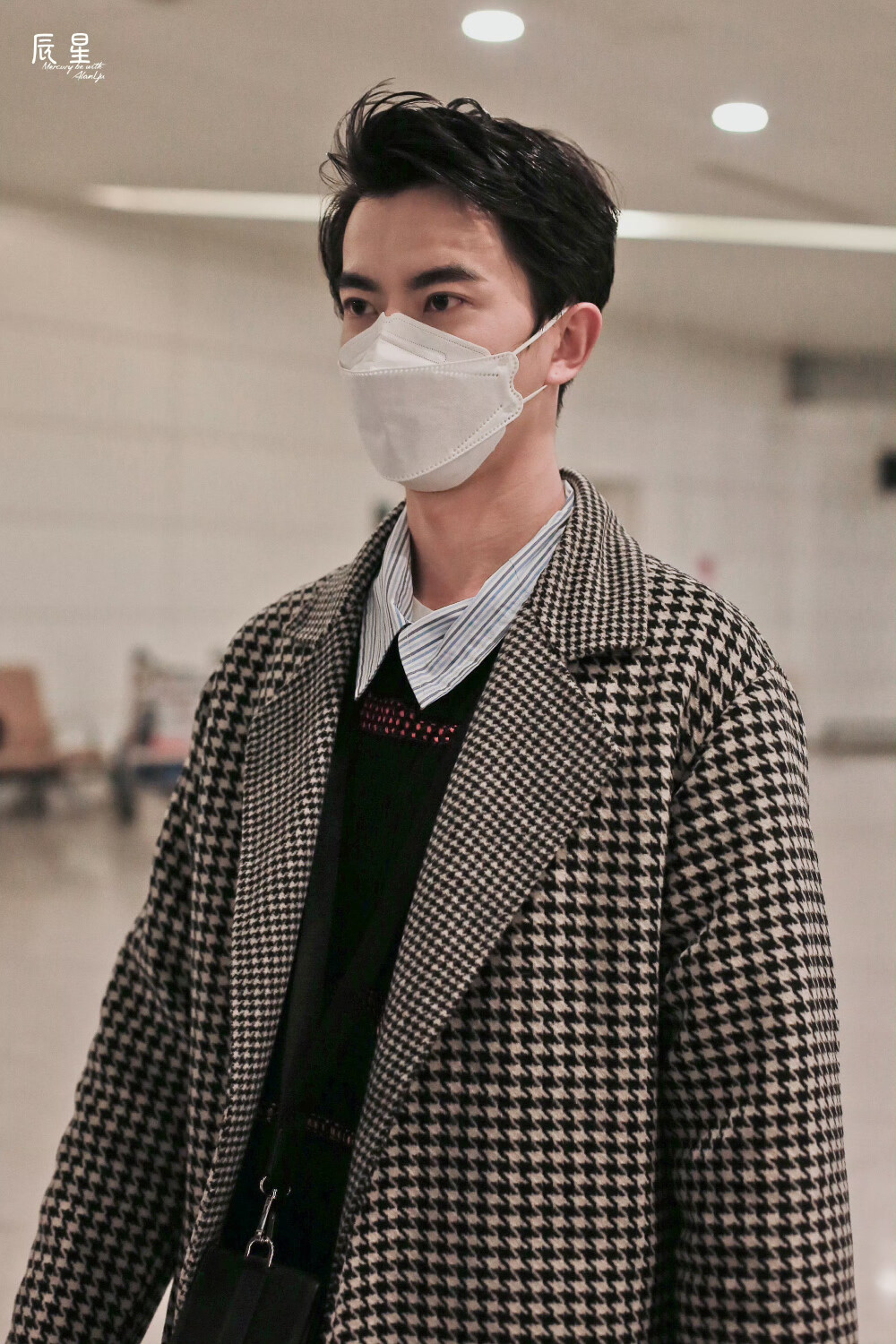 于朦胧行走的衣架