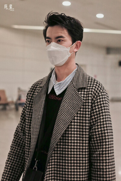 于朦胧行走的衣架