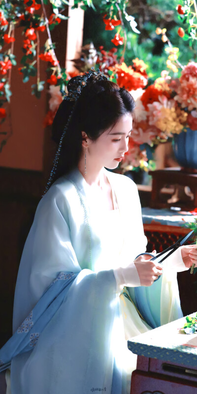 临江仙｜白鹿
cr：谁神智不清