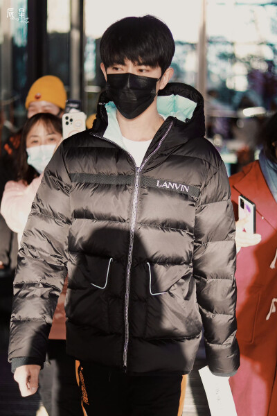 于朦胧行走的衣架