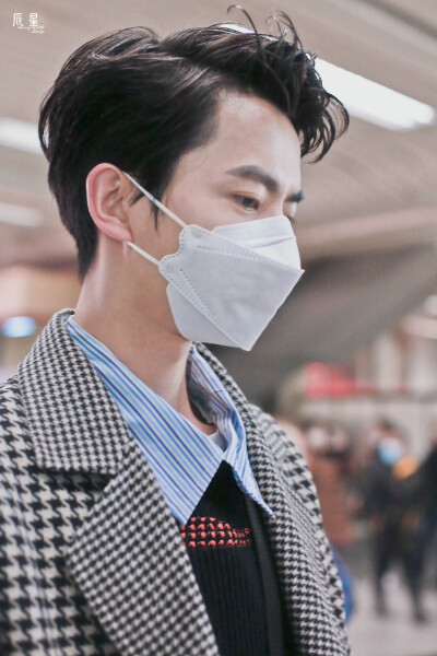 于朦胧行走的衣架