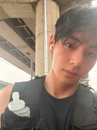 251128
金泰亨更新ins