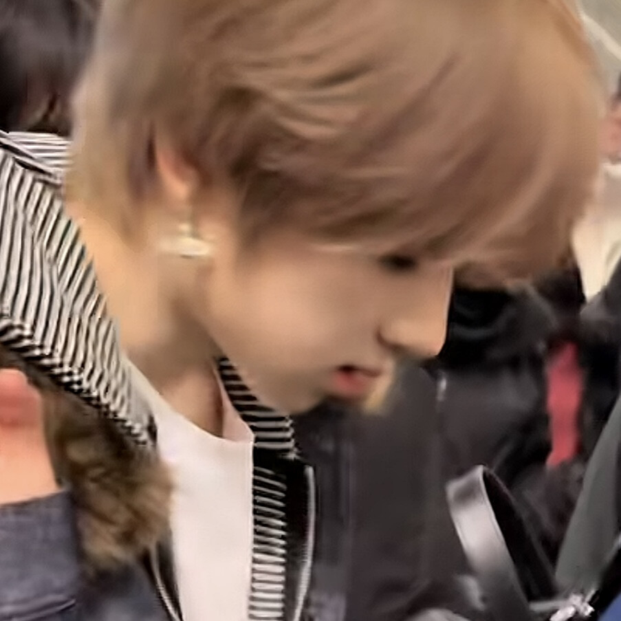 注意看这是一名成年男子