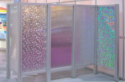 Pukecore是Medicalcore一种子类型，这种美学是由 tumblr 用户 pukecore 创造的。
虽然它由许多不同的主题组成，但整体美学仍然很容易识别，通常有彩虹色、闪光、宝石、闪粉、闪片等组成元素。
Pukecore 旨在唤起…