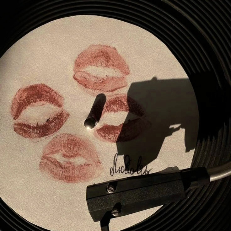 掌心叠握 交织命运的第一首诗