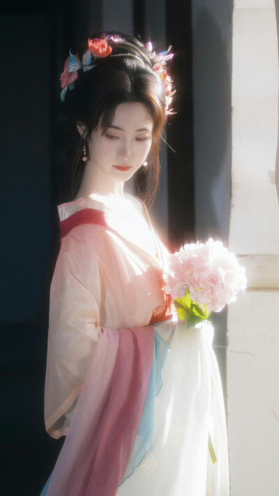 春色无多 开到蔷薇 落尽梨花.