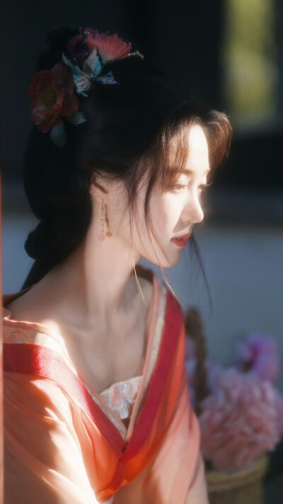 春色无多 开到蔷薇 落尽梨花.