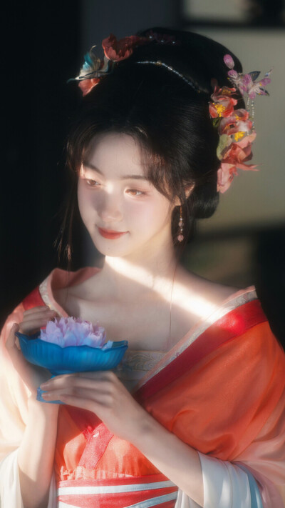 春色无多 开到蔷薇 落尽梨花.