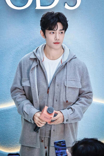 肖战壁纸。中医说：“看帅哥心情好～～看帅哥延年益寿～～