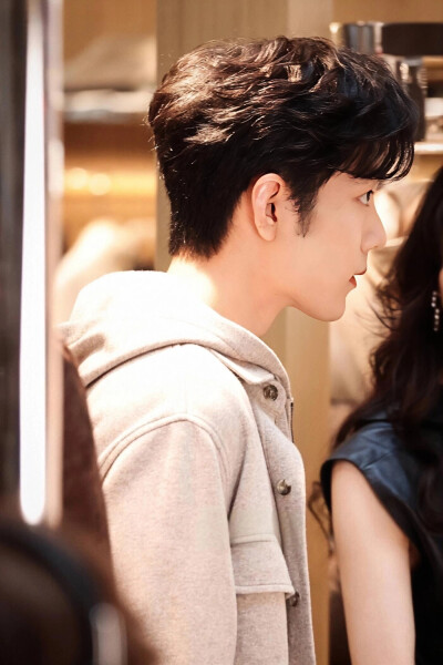 肖战壁纸。中医说：“看帅哥心情好～～看帅哥延年益寿～～