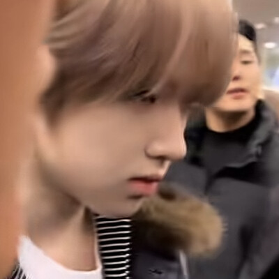 注意看这是一名成年男子