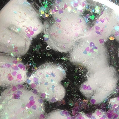 Pukecore是Medicalcore一种子类型，这种美学是由 tumblr 用户 pukecore 创造的。
虽然它由许多不同的主题组成，但整体美学仍然很容易识别，通常有彩虹色、闪光、宝石、闪粉、闪片等组成元素。
Pukecore 旨在唤起…