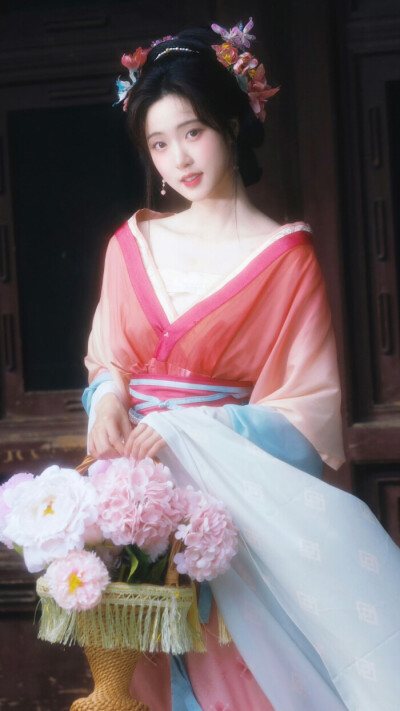 春色无多 开到蔷薇 落尽梨花.