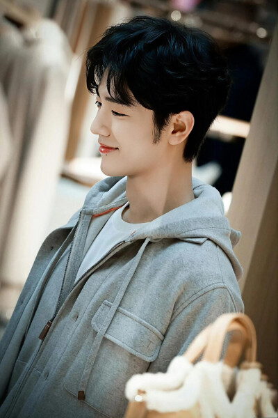 肖战壁纸。中医说：“看帅哥心情好～～看帅哥延年益寿～～