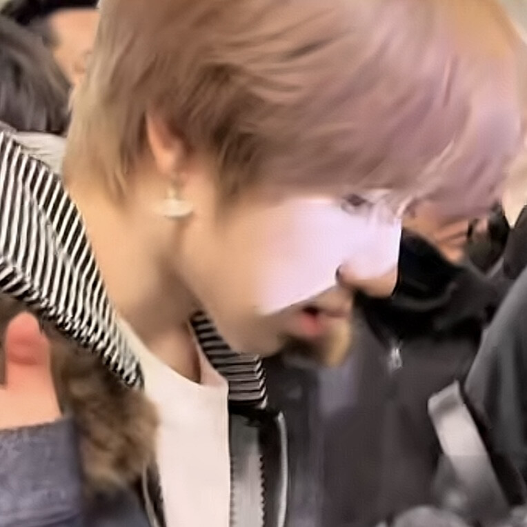 注意看这是一名成年男子