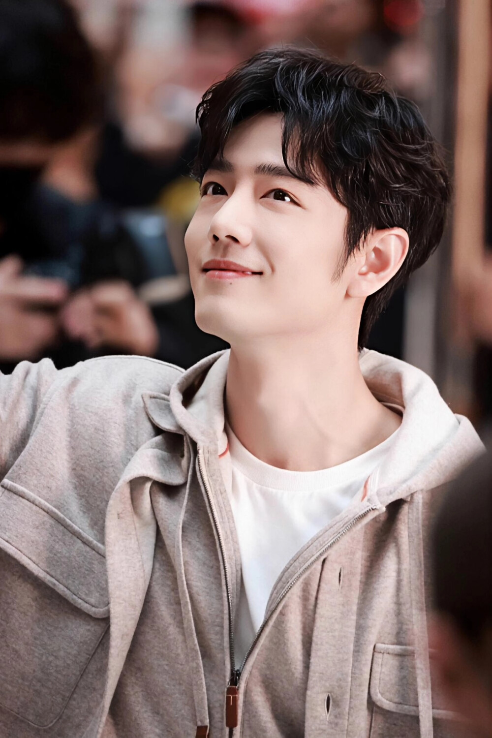 肖战壁纸。中医说：“看帅哥心情好～～看帅哥延年益寿～～