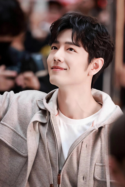 肖战壁纸。中医说：“看帅哥心情好～～看帅哥延年益寿～～