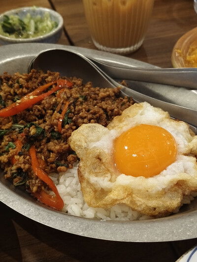 打抛黑猪肉饭配流心鸭蛋