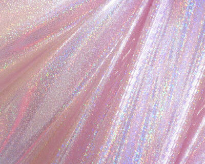 Pukecore是Medicalcore一种子类型，这种美学是由 tumblr 用户 pukecore 创造的。
虽然它由许多不同的主题组成，但整体美学仍然很容易识别，通常有彩虹色、闪光、宝石、闪粉、闪片等组成元素。
Pukecore 旨在唤起…