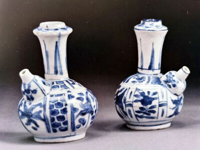 ▲ 明崇祯 景德镇窑青花军持（一对）
高13.5厘米，宽9.5厘米