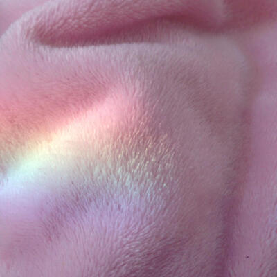 Pukecore是Medicalcore一种子类型，这种美学是由 tumblr 用户 pukecore 创造的。
虽然它由许多不同的主题组成，但整体美学仍然很容易识别，通常有彩虹色、闪光、宝石、闪粉、闪片等组成元素。
Pukecore 旨在唤起…