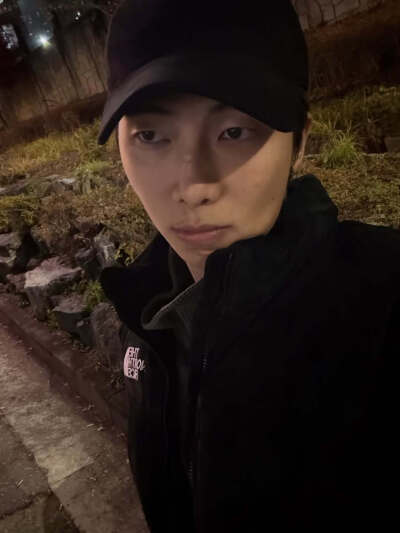 251130
金南俊更新ins