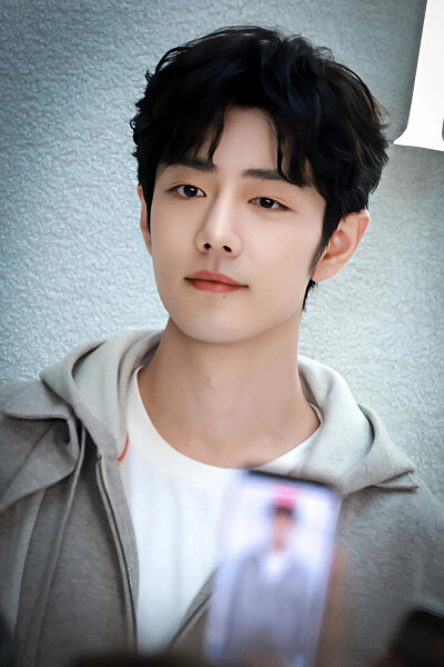 肖战壁纸。中医说：“看帅哥心情好～～看帅哥延年益寿～～