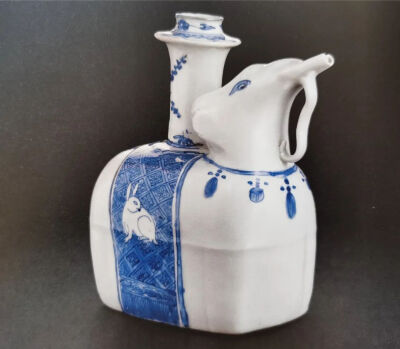 ▲ 明万历 景德镇窑青花太平有象军持1580-1600年，20 x 19 x 9.8 cm
美国塞勒姆 迪美博物馆藏