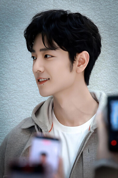 肖战壁纸。中医说：“看帅哥心情好～～看帅哥延年益寿～～