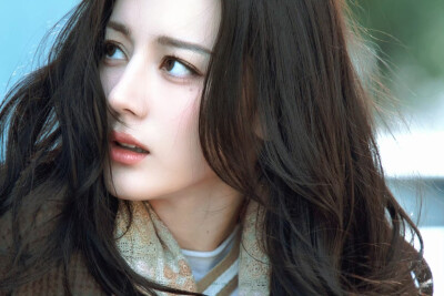 - 迪丽热巴 / 聂九罗 。