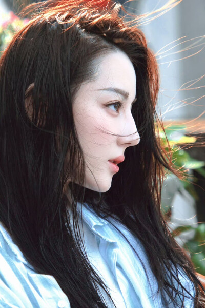 - 迪丽热巴 / 聂九罗 。