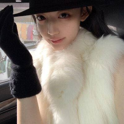 这个冬天落在我肩膀上的是雪花还是你的外套