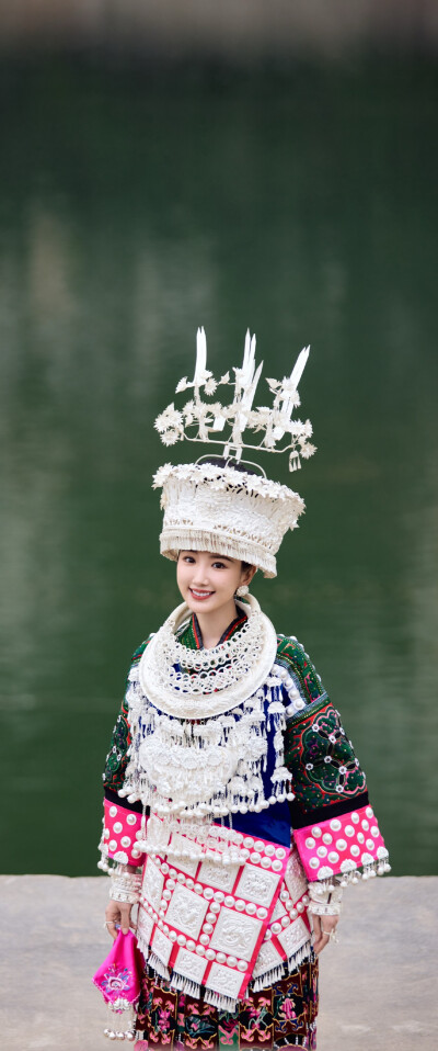 毛晓彤《乌蒙深处》衮月亮