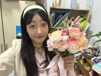 你是不是知道我不会去抢，所以内定？
亲爱的麟宝新婚快乐！
我不会忘记有人在我纠结喝哪杯饮料的时候把我想喝的两杯饮料都点了然后把我比较不喜欢的拿去喝，
我不会忘记有人在我给她模仿动作的时候摔倒在地一边担…