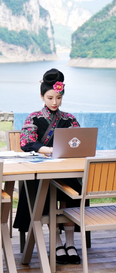 毛晓彤《乌蒙深处》衮月亮