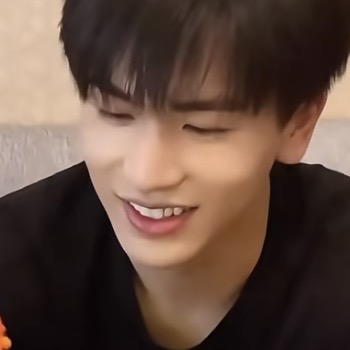 青涩小男孩飘过ヾ(-`ω´-｡)