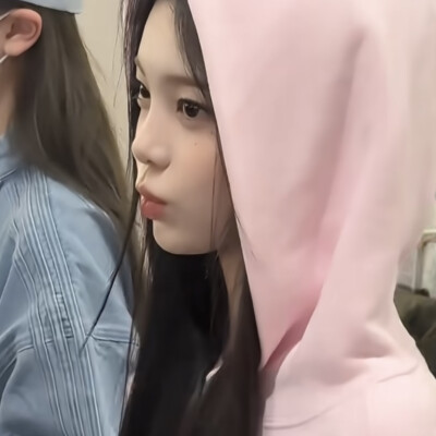 她一定比我成熟