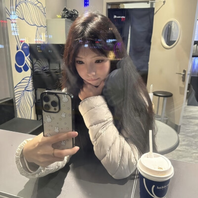 这个冬天落在我肩膀上的是雪花还是你的外套