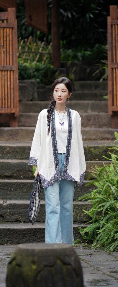 毛晓彤《乌蒙深处》衮月亮