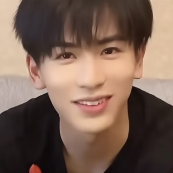 青涩小男孩飘过ヾ(-`ω´-｡)