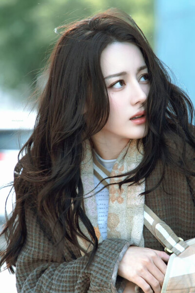 - 迪丽热巴 / 聂九罗 。