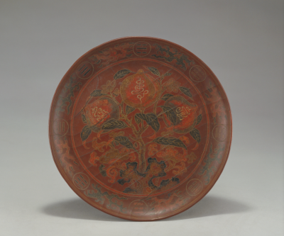 ▲明 嘉靖款填漆寿桃纹圆盘 故宫博物院藏