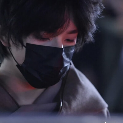 你低头欲说还休