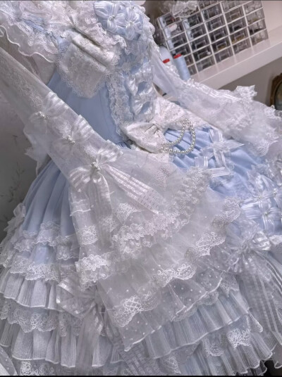 超级喜欢这个蓝色怎么能这么好看的麻，蓝色真的好梦幻的感觉哇
#lo #lo安利#lolita