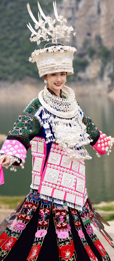 毛晓彤《乌蒙深处》衮月亮