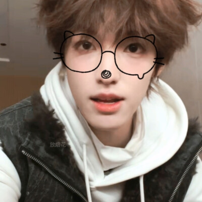 他真的好萌^ _ ^
说话萌 走路萌 跑步萌
戴眼镜萌 摘眼镜更是萌
趴桌子上睡觉萌 刚睡醒萌
冷脸萌 歪嘴萌 笑起来是最萌
罚站时萌 玩手表萌 打羽毛球萌
上课萌 起来回答问题萌 思考问题萌
吃饭