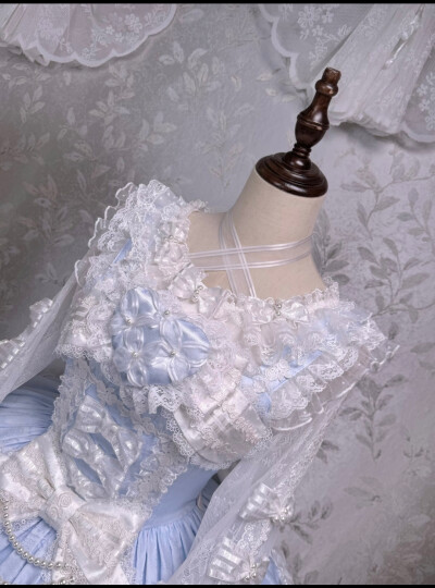 这个蓝色真的太梦幻啦，好喜欢层层叠叠的蝴蝶结，姬袖也是非常貌美
#今日份穿搭lolita 