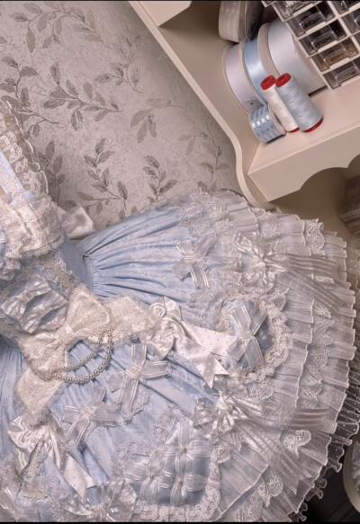 这个蓝色真的太梦幻啦，好喜欢层层叠叠的蝴蝶结，姬袖也是非常貌美
#今日份穿搭lolita 