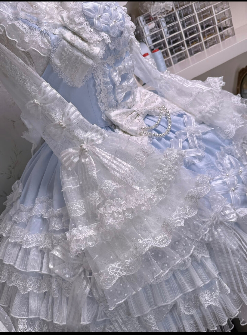 这个蓝色真的太梦幻啦，好喜欢层层叠叠的蝴蝶结，姬袖也是非常貌美
#今日份穿搭lolita 